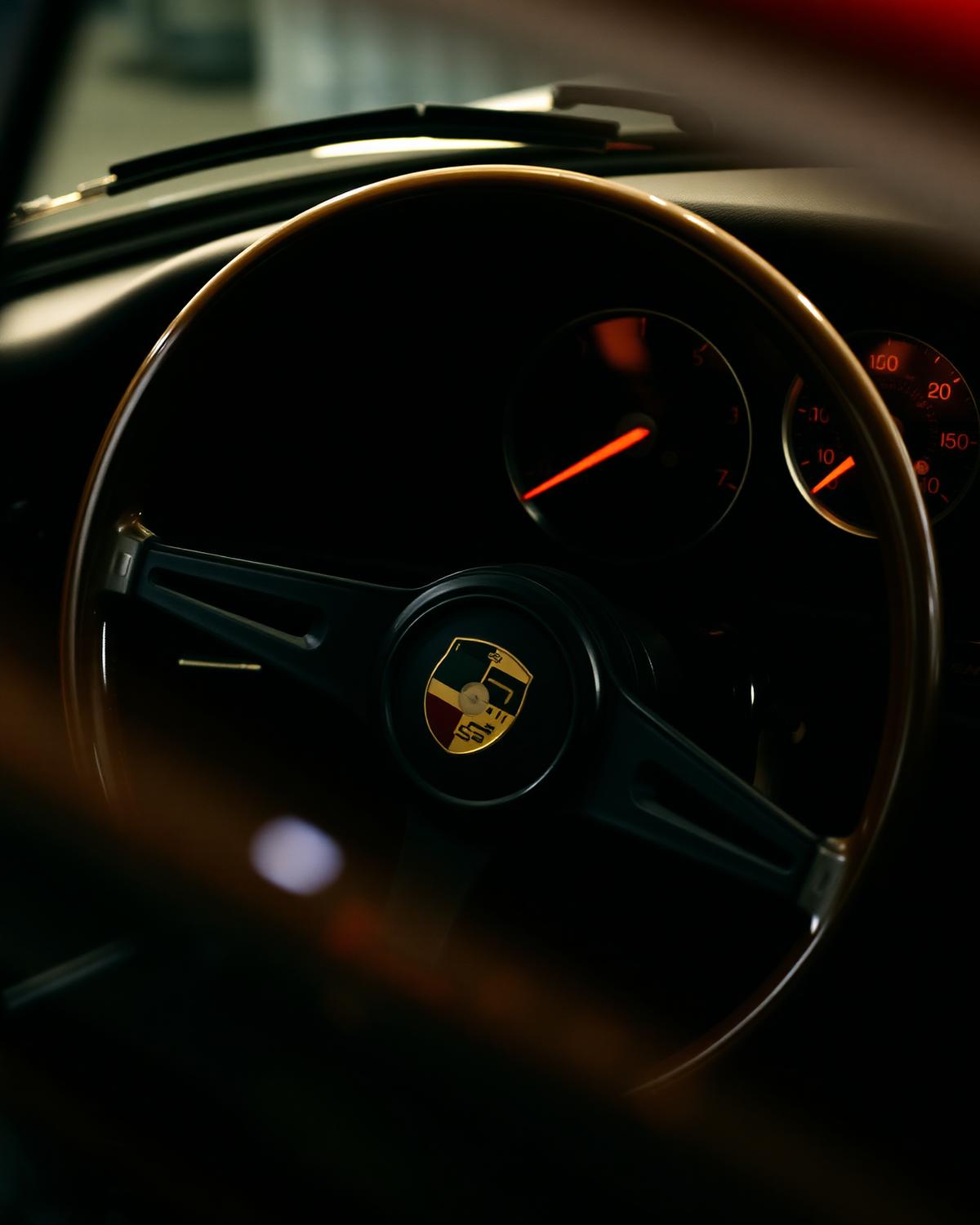 Porsche Innenraum mit klassischen Instrumenten